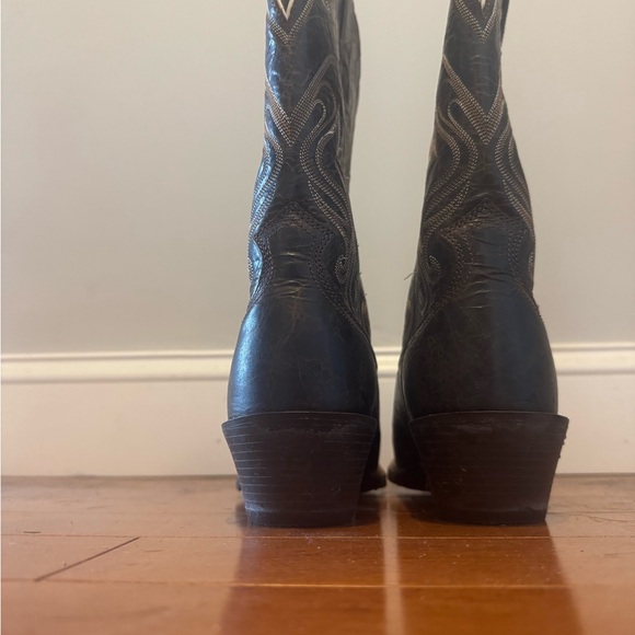 Women’s size 8.5 brown Ariat boots - Picture 2 of 4